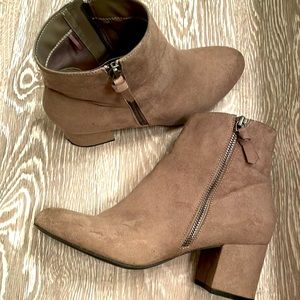 Women’s Loft light gray booties size 8